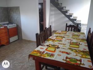 uma mesa de jantar com uma toalha de mesa com carros em Cabañas un lugar para soñar em Santa Rosa de Calamuchita