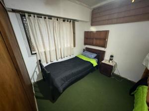 een kleine slaapkamer met een bed en een raam bij Habitaciones Individuales Boulogne in Boulogne