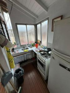een keuken met een fornuis en een koelkast bij Habitaciones Individuales Boulogne in Boulogne