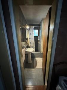 een kleine badkamer met een toilet en een wastafel bij Habitaciones Individuales Boulogne in Boulogne