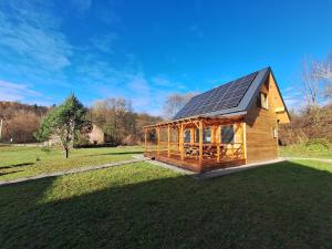 una casa con techo solar en un campo verde en Pod gwiazdami, en Kunów