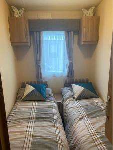 Легло или легла в стая в Lakeside Haven Cottage at Hoburne Retreat