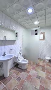 uma casa de banho com um WC e um lavatório em Yesan Sarang Pension em Hongseong