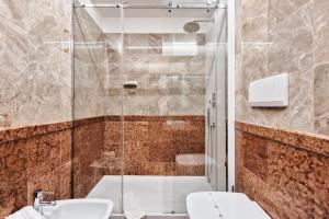 Hotel Columbus في لينانو سابيادورو: حمام مع مرحاضين ودش