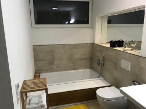 bagno con vasca, servizi igienici e finestra di Casaverde a Hofheim am Taunus