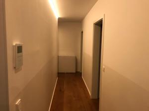una stanza vuota con un corridoio con una porta di Casaverde a Hofheim am Taunus