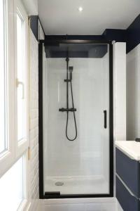 Ένα μπάνιο στο Appartement 2 pièces au Raincy proche de PARIS +12 φωτογραφίες