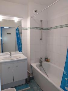 een badkamer met een wastafel, een bad en een toilet bij BIG logement , JO2024, stade de France, PARIS, métro , parking gratuit in Saint-Denis