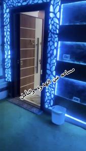 espejo frente a un baño con puerta en Mini VELLA ALJWHARA en Al Ḩammām