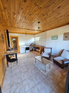 uma sala de estar com um sofá e uma mesa em Cabañas Entre Cumbres em Moquehue