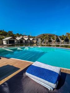 una gran piscina con un colchón. en RIO HOTEL Y GLAMPING en Jalpan