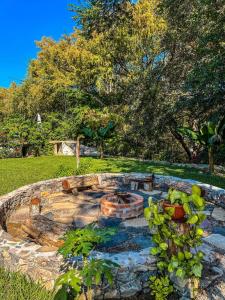 a fire pit in the middle of a yard at RIO HOTEL Y GLAMPING in Jalpan de Serra