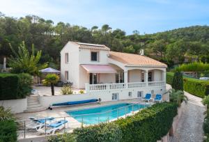 uma villa com uma piscina e uma casa em La Belle Issambre em Roquebrune-sur-Argens