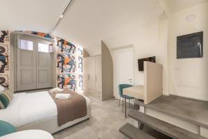 une chambre avec un lit, un bureau et une chaise dans l'établissement Spada Rooms, à Cagliari 26 autres photos