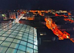 - une vue sur une ville la nuit avec un bâtiment dans l'établissement Espinar Plaza Hotel, à Espinar