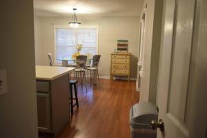 uma cozinha e sala de jantar com mesa e cadeiras em Home In Greenville 4 bedrooms, 4 beds, 2 baths em Greenville