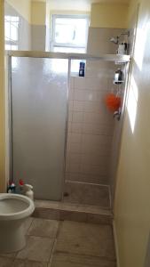 uma casa de banho com um chuveiro e um WC. em Pleasant Rooming House em Washington