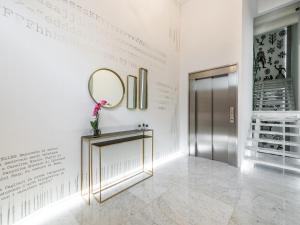 a dressing room with a mirror on a wall at Casa Spada Rooms in Cagliari