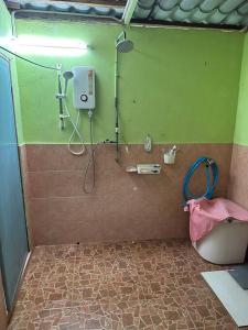 Habitación con baño con ducha y aseo. en Homestay Hjh Rokiah, F.Tementi, 