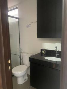 uma casa de banho com um WC e um lavatório em Apartamento em Ponta Verde em Maceió