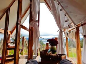 Ein allgemeiner Bergblick oder ein Berglick von der Zelt-Lodge aus