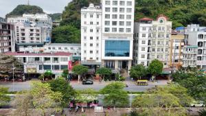 uitzicht op een stad met gebouwen en een straat bij Dolphin Hotel in Cat Ba