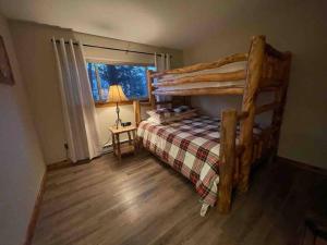 um quarto com um beliche e uma janela em 2BR 2BA Pine Ridge Condo, Ski In em Breckenridge