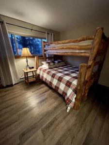 um quarto com um beliche e piso em madeira em 2BR 2BA Pine Ridge Condo, Ski In em Breckenridge