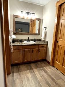 uma casa de banho com um lavatório e um espelho em 2BR 2BA Pine Ridge Condo, Ski In em Breckenridge