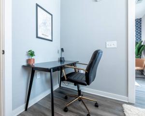 een zwart bureau met een stoel in een kamer bij Minutes To Downtown 1 Bed 1 Bath Entire Apartment in Nashville