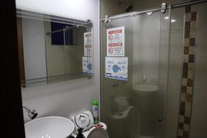 ein Bad mit einer Dusche, einem Waschbecken und einem WC in der Unterkunft Bogotá Kings 300 in Bogotá