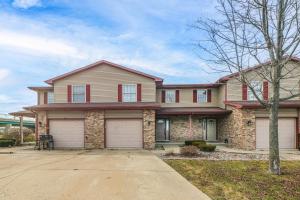 ein Haus mit zwei Garagentüren auf einer Straße in der Unterkunft Bourbonnais Townhome about 3 Mi to ONU Campus! in Bourbonnais