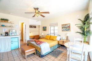 1 dormitorio con cama, mesa y cocina en Historic Guesthouse 2 Blocks from the U of A, en Tucson