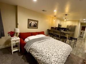 1 dormitorio con cama roja y cocina en Historic Washington St Balcony, en Sonora