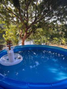 Una piscina de agua con una botella. en Casa Encanto en Manacapuru