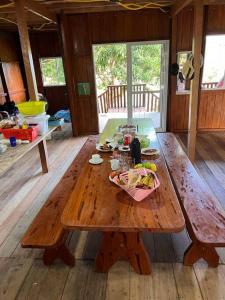 uma mesa de madeira no meio de uma sala em Casa Encanto em Manacapuru