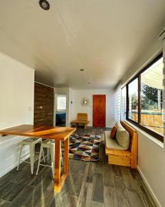- un salon avec une table en bois et un canapé dans l'établissement Complejo Bosque escondido, à Chillán