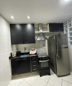 Il comprend une cuisine équipée d'une cuisinière et d'un réfrigérateur. dans l'établissement NA PRAIA DE ITAPARICA 2, à Vila Velha