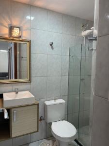La salle de bains est pourvue de toilettes, d'un lavabo et d'une douche. dans l'établissement NA PRAIA DE ITAPARICA 2, à Vila Velha