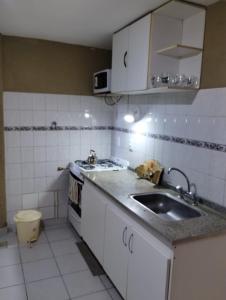 Una cocina o kitchenette en Casa Ana2, a 20 min del aeropuerto de ezeiza