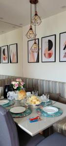 イリェウスにあるRecanto da Gabriela - Apartamento para temporada na zona sul de ilhéusの食べ物の皿が置かれたテーブル +7枚の写真