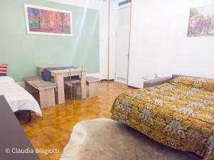1 dormitorio con cama, mesa y escritorio en Bike house 5 "classic", en Seriate