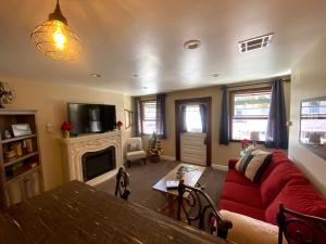 uma sala de estar com um sofá vermelho e uma lareira em Historic Washington St Balcony em Sonora