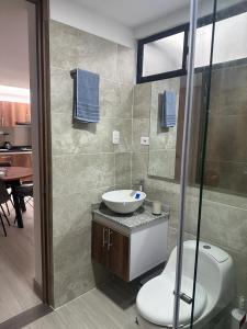 a bathroom with a toilet and a sink and a shower at Apartamento Amoblado Pitalito in Pitalito