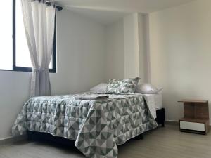 Apartamento Amoblado Pitalito في بيتاليتو: غرفة نوم بسرير ونافذة