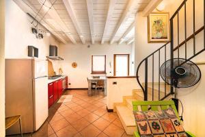 uma cozinha com uma escada em espiral num quarto em La Piazzetta centralissimo ristrutturato Wifi em Caprino Veronese