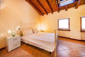 um quarto com uma cama e duas janelas em La Piazzetta centralissimo ristrutturato Wifi em Caprino Veronese