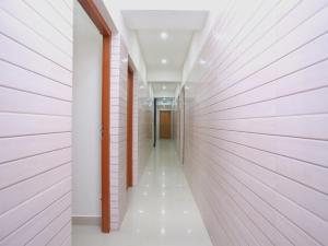 un pasillo de un hospital con paredes rosas en OYO Chaithanya Complex en Muttam