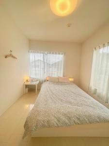 سرير أو أسرّة في غرفة في insidey 海から歩いて10分 walk from the sea Tatadobeach Iritabeach 10min