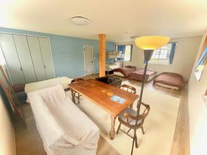 سرير أو أسرّة في غرفة في insidey 海から歩いて10分 walk from the sea Tatadobeach Iritabeach 10min